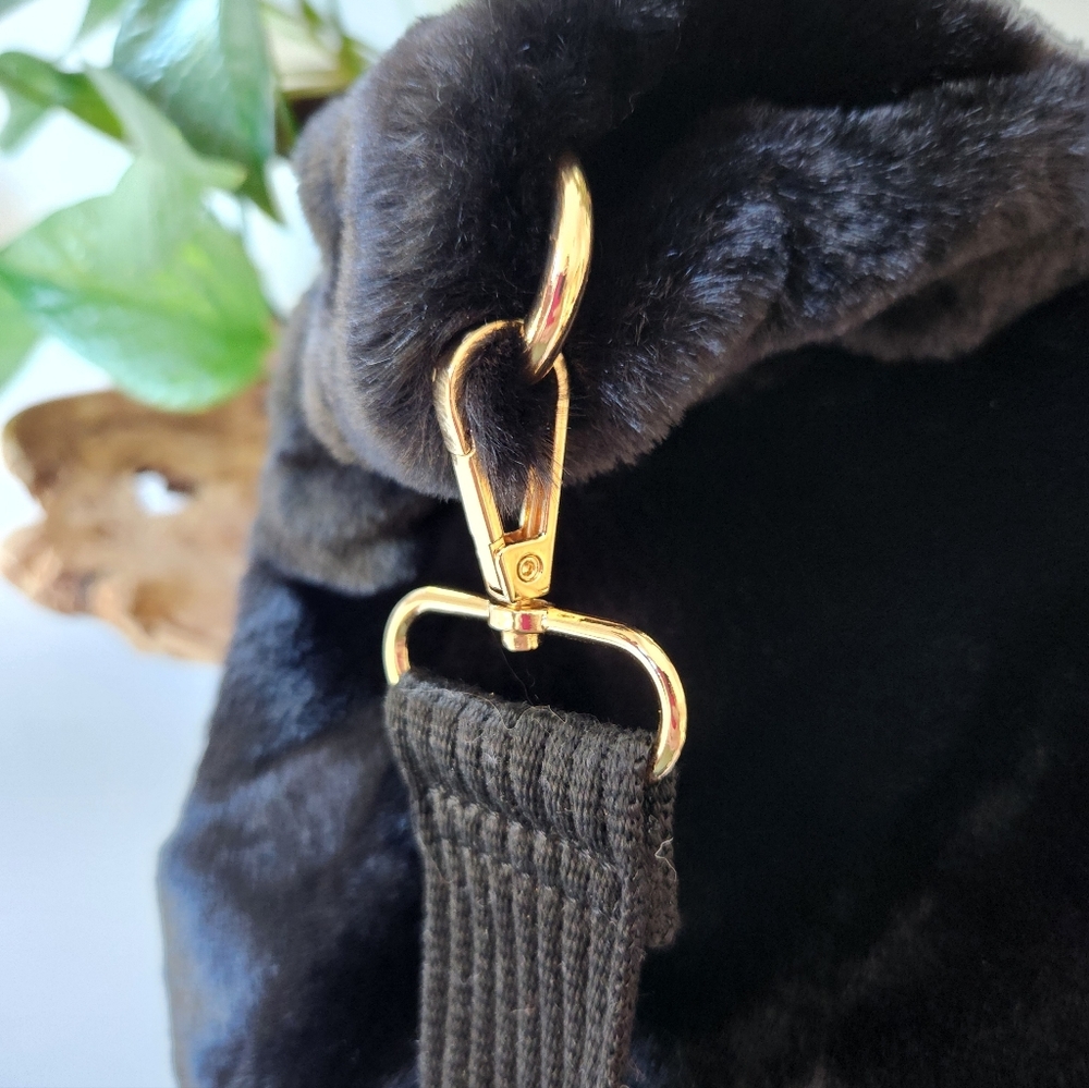 Street LevelJade Faux Fur Tote